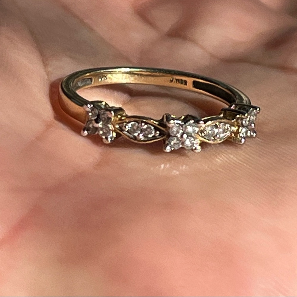 Elegant 10K Yellow Gold and Diamond Band Ring